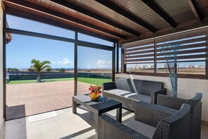 Terrace/patio - Stylish Detached Villa: Sea views, Private Heated Pool,  Free Wi-Fi, BBQ  (Playa Blanca)