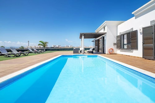 Stylish Detached Villa: Sea views, Private Heated Pool,  Free Wi-Fi, BBQ 