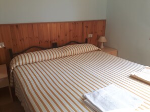 2 habitaciones, tabla de planchar con plancha, internet y ropa de cama