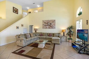 TV connectée, jeux vidéo, lecteur de DVD, baby-foot