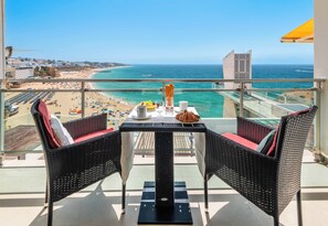 Outdoor dining - BEACH FRONT LUXURY APARTMENT - ALBUFEIRA - Wi-Fi (Albufeira)