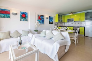 Smart TV, books, stereo - BEACH FRONT LUXURY APARTMENT - ALBUFEIRA - Wi-Fi (Albufeira)