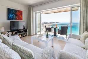 Smart TV, books, stereo