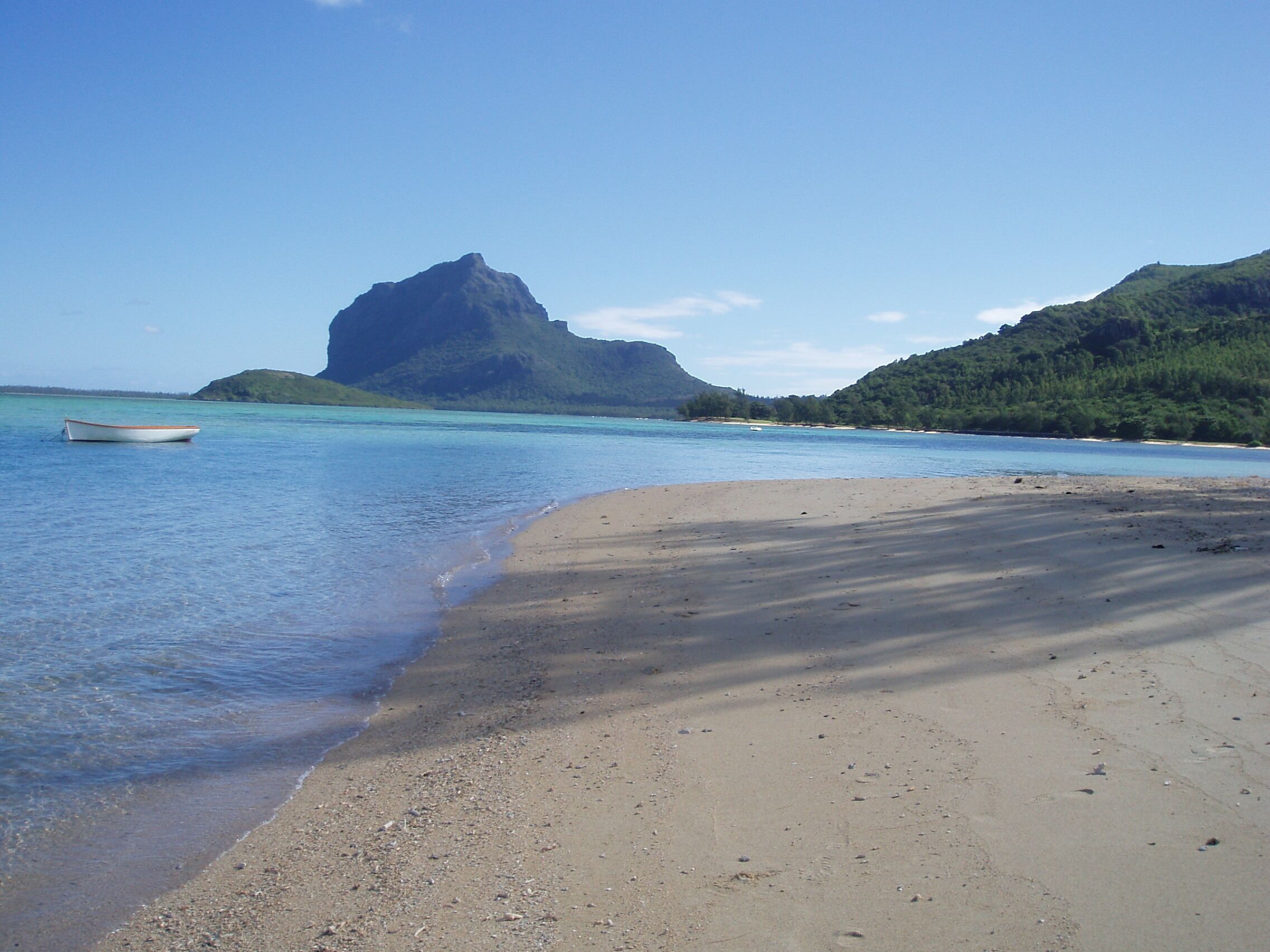 Plage à proximité, chaises longues, serviettes de plage