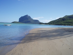 In Strandnähe, Liegestühle, Strandtücher