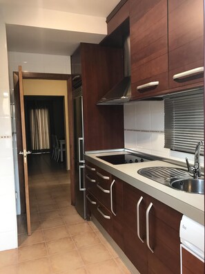 Frigorífico, microondas, placa de cocina y cafetera o tetera