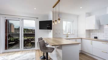 Een koelkast, een microgolfoven, een oven, een kookplaat