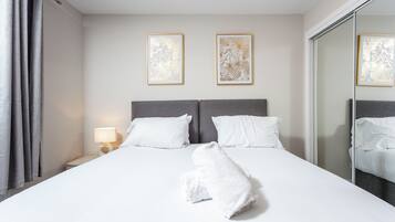 1 slaapkamer, een strijkplank/strijkijzer, wifi, beddengoed