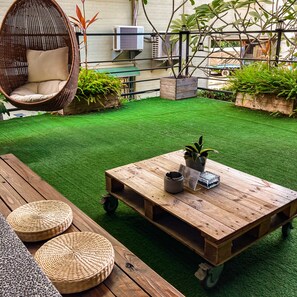 Nhà tiện nghi đơn giản, 1 giường cỡ king, lanai, tầng lửng (Please contact hotel after booking) | Hiên