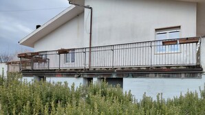 Un bâtiment à deux étages doté d’un balcon, d’une fenêtre et d’une porte.