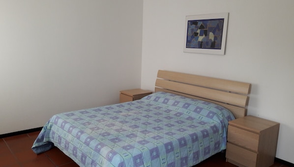2 bedrooms, iron/ironing board, travel cot, WiFi