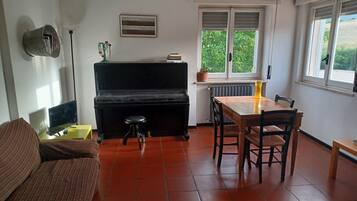 テレビ、書庫、ステレオ