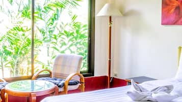 Minibar, caja de seguridad en la habitación, wifi gratis y ropa de cama