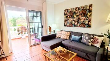 Een smart-tv en boeken