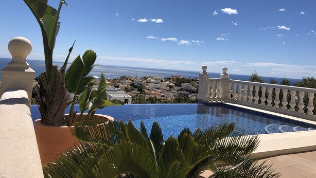 A pool with a view of the sea and a town in the background. - Lirios Boutique Luxury Seaview Villa ⭐︎⭐︎⭐︎⭐︎⭐︎ (Benitachell)