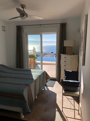 4 habitaciones, caja de seguridad en la habitación y escritorio 