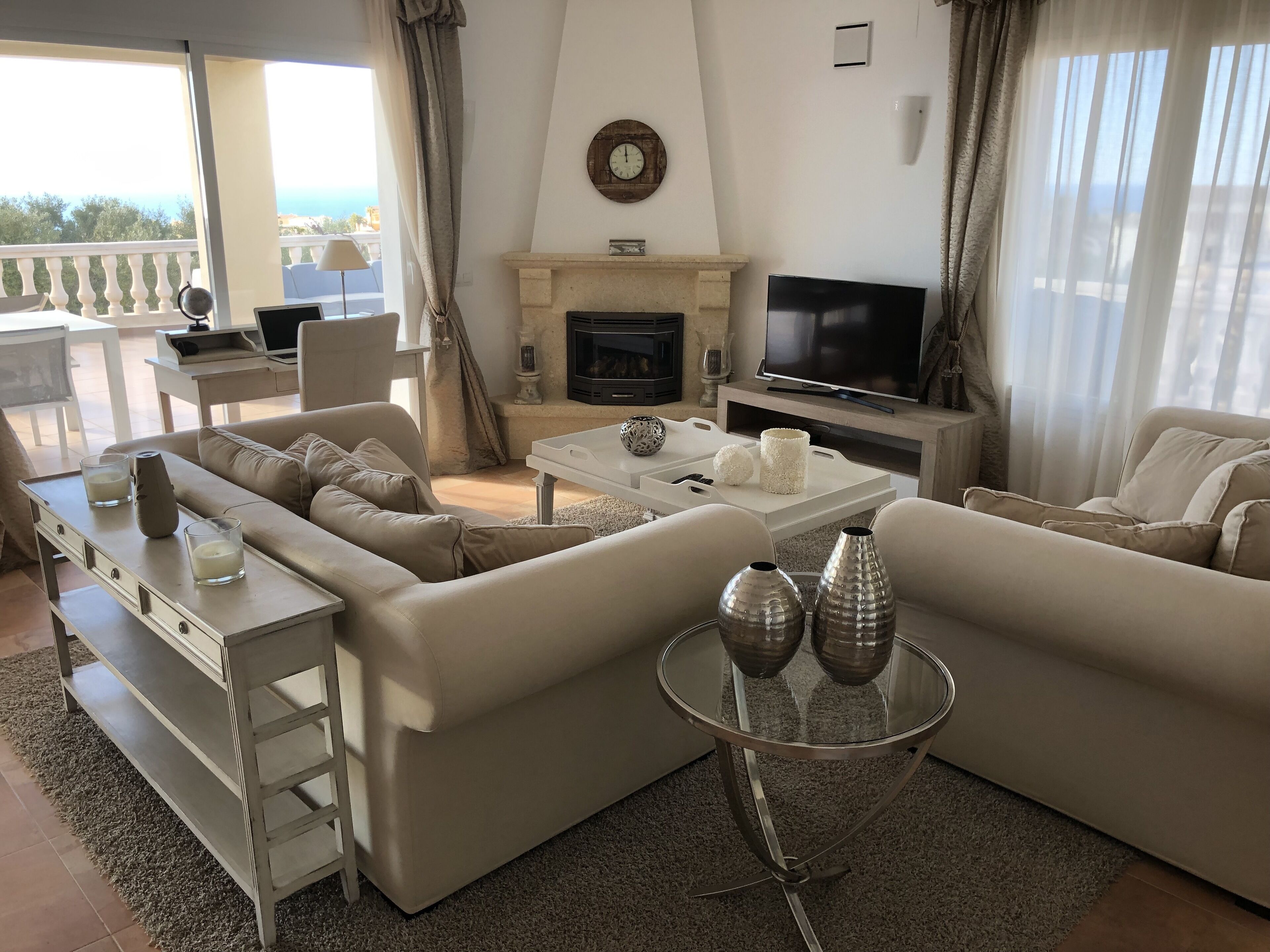 TV connectée, cheminée, livres