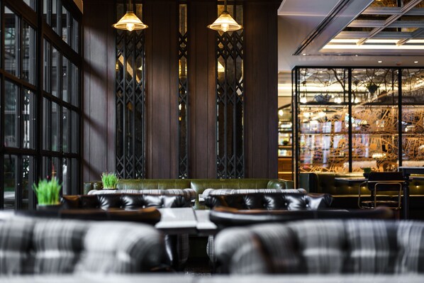 Breakfast, lunch, dinner served; international cuisine 