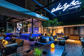 Rooftop bar, pool views, open daily - Akyra Sukhumvit Bangkok (Bangkok)