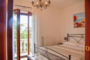 3 habitaciones, escritorio y tabla de planchar con plancha 