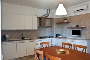 KĂŒhlschrank, Mikrowelle, Ofen, Herdplatte