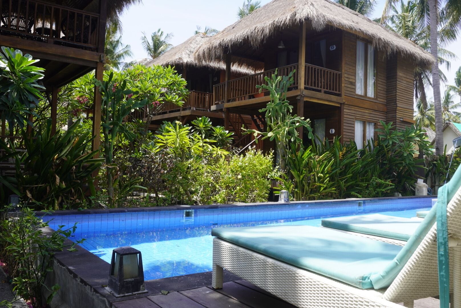 Kolam renang outdoor, dengan kursi berjemur