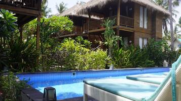 Kolam renang outdoor, dengan kursi berjemur