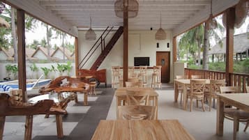 S'hi serveixen esmorzars, dinars i plats de cuina local i internacional