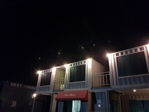住宿正面 - 傍晚/夜晚