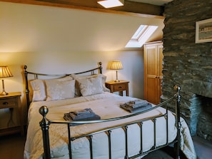 4 bedrooms, iron/ironing board, travel cot, free WiFi - Counrty Cottage with HOT TUB, FIBRE BROADBAND, NETFLIX (Denbighshire)