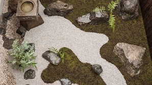 A garden with rocks, moss, and a small fountain. - Marikoji Inn Kyoto (Kyoto)