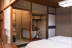 In-room safe, desk, free WiFi, bed sheets - Marikoji Inn Kyoto (Kyoto)