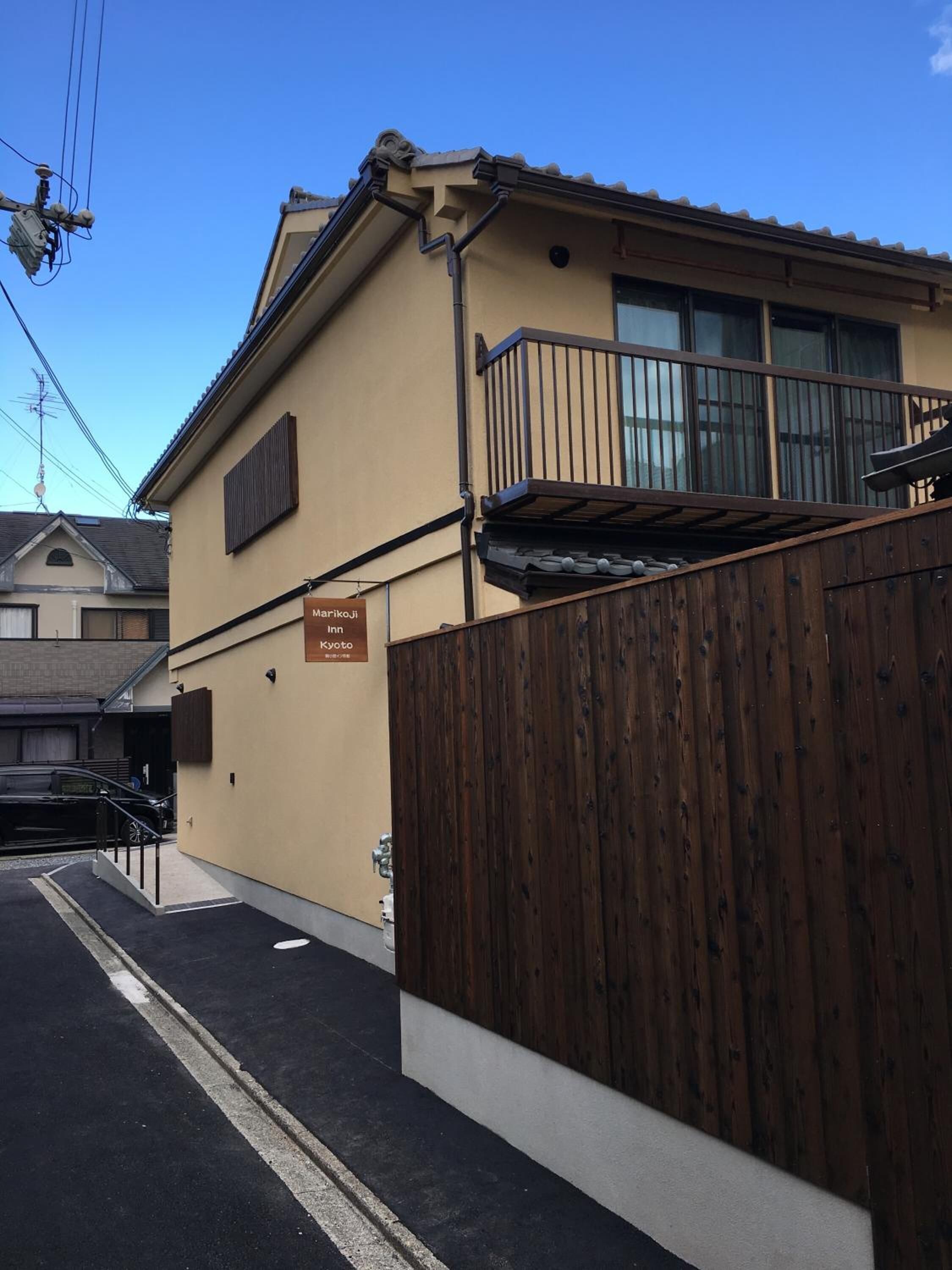 Un edificio con un cartel que indica Marikoji Inn Kyoto.