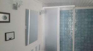 Secador de cabelo, toalhas de banho