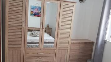 3 bedrooms, in-room safe, desk, iron/ironing board