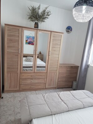 3 bedrooms, in-room safe, desk, iron/ironing board