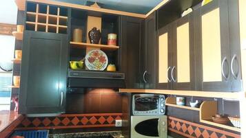 Een koelkast, een microgolfoven, een oven, een kookplaat