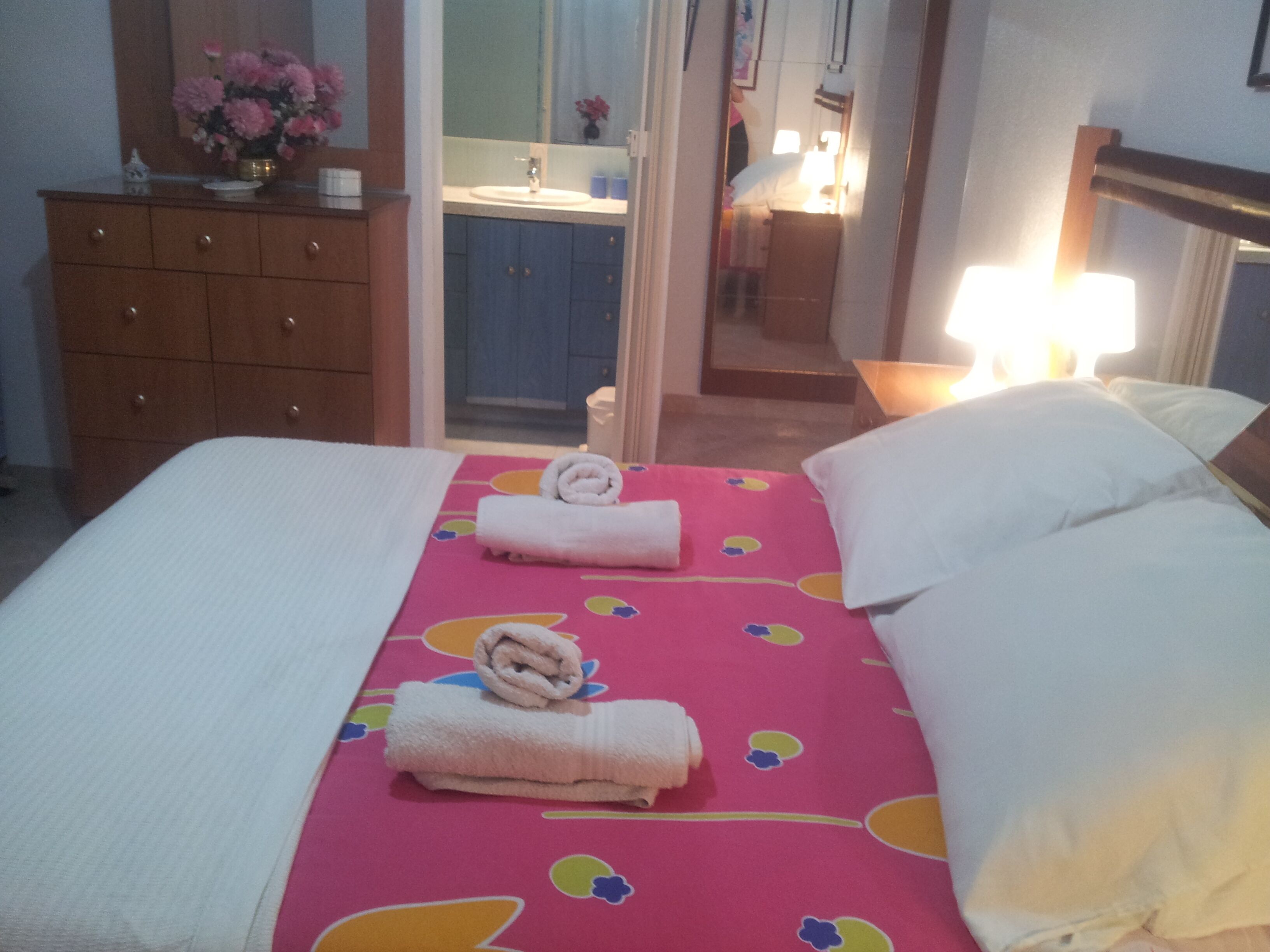 3 dormitorios, tabla de planchar con plancha, wifi gratis y ropa de cama