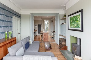 Smart-tv, een open haard, videospelletjes en een dvd-speler