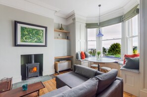 Smart-tv, een open haard, videospelletjes en een dvd-speler