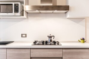 ثلاجة، ميكروويف، موقد طهي مسطح، ماكينة لصنع القهوة/الشاي