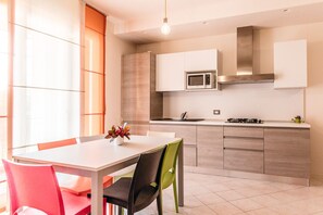 ثلاجة، ميكروويف، موقد طهي مسطح، ماكينة لصنع القهوة/الشاي