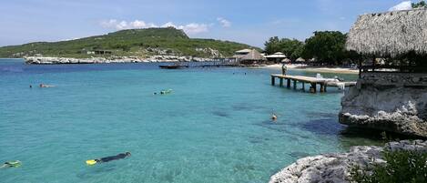 Ranta lähistöllä, rantapyyhkeitä