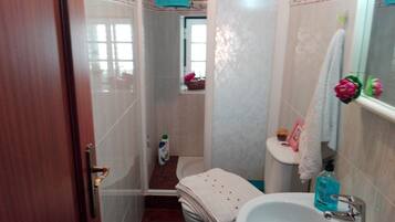 Chuveiro, secador de cabelo, toalhas de banho, sabonete