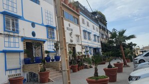 Un edificio con un letrero que dice "MISSIA HOME" y una escalera que lleva a la entrada.
