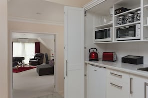 Suite, 2 habitaciones, vista al jardín | Cocina privada | Refrigerador, cafetera y tetera y tetera eléctrica