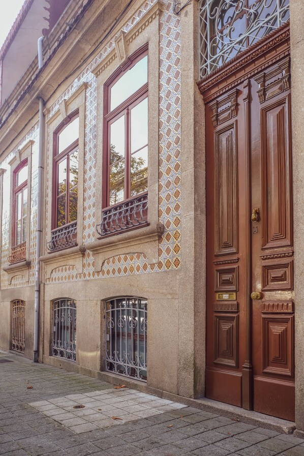 تفاصيل الفندق من الخارج