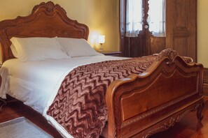 3 عدّة غرف نوم ومكتب ومكواة/لوح كي وسرير سفر