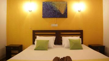 Habitación doble Deluxe, 1 cama Queen size, para no fumadores, vista a la colina | Escritorio, insonorización, tabla de planchar con plancha y camas extra