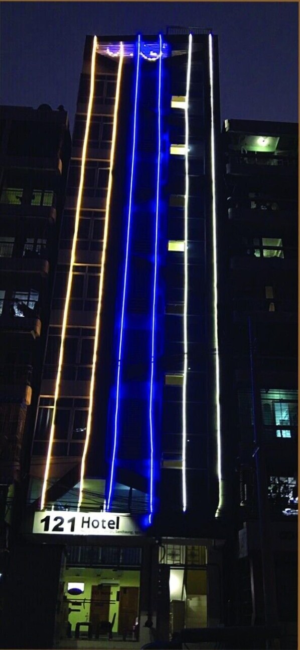 Fachada da propriedade à noite